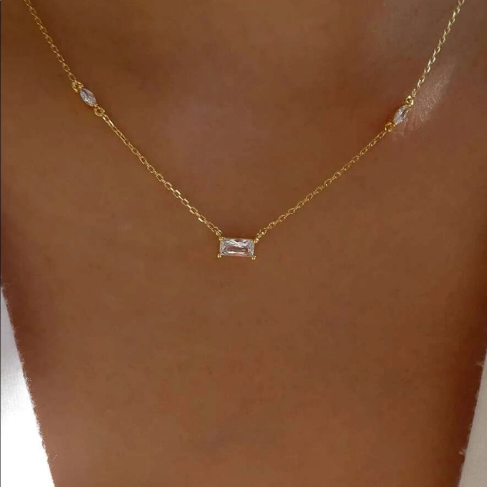 NWOT Dainty Gold Rhinestone Necklace